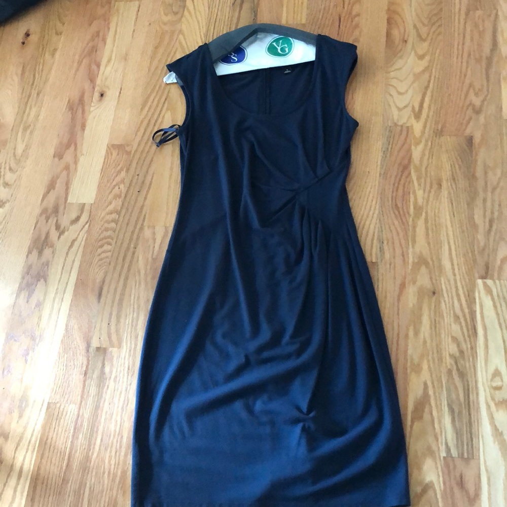 Sleeveless navy dress. Side details.